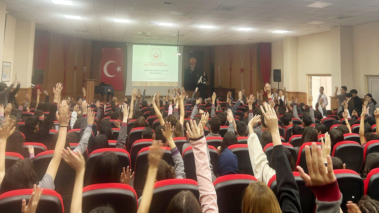 Van’da öğrencilere bilinçli medya kullanımı semineri