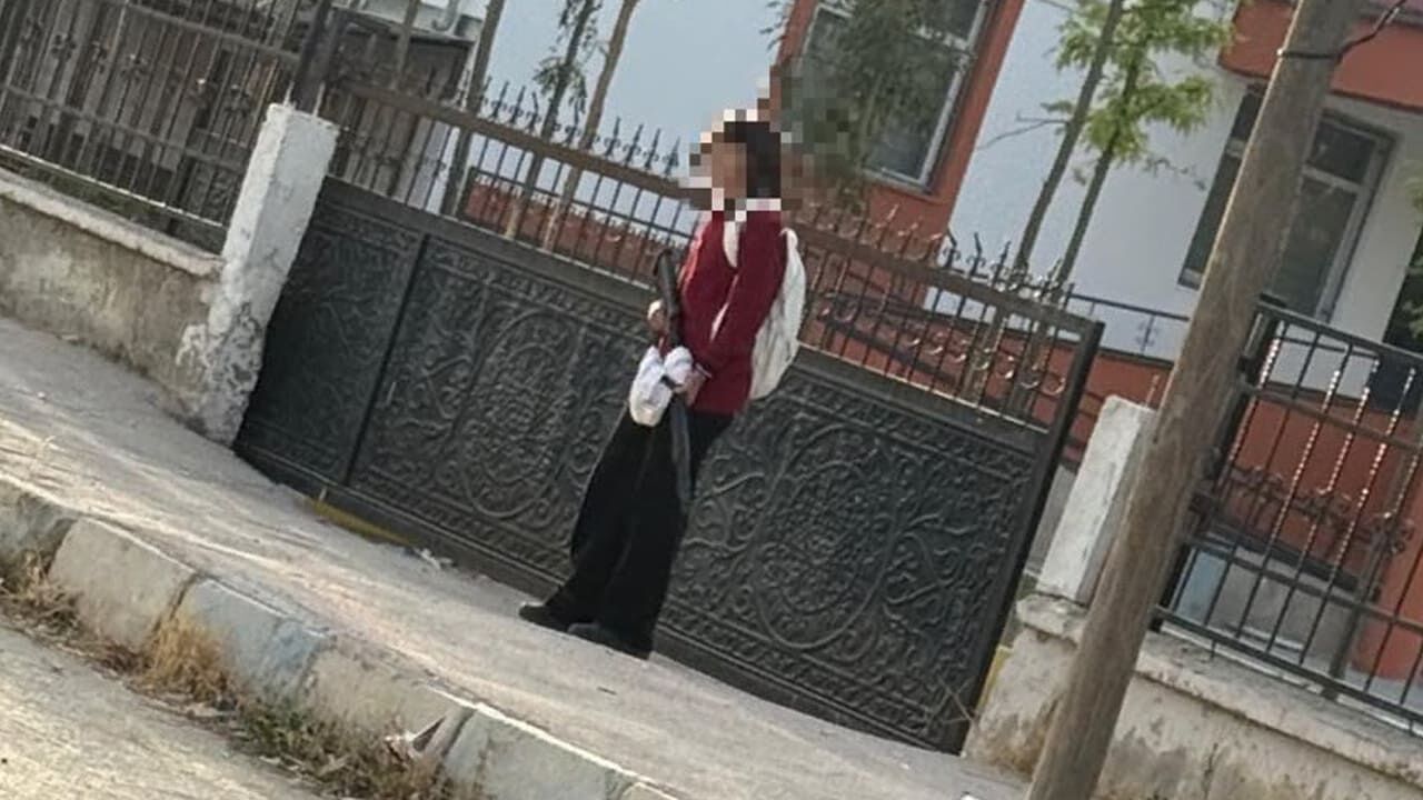 Van’da Okula Silahla Gelen Öğrencinin Görüntüsü Ortaya Çıktı (2)