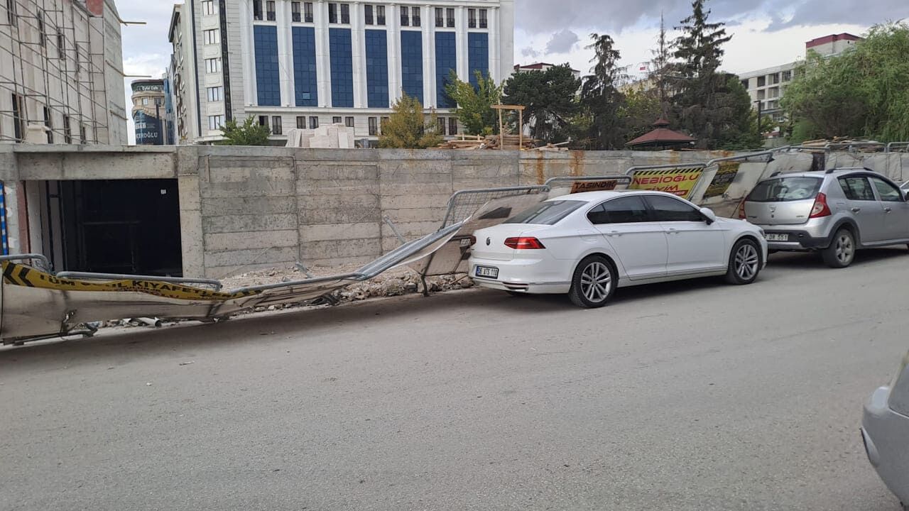 Van’da şiddetli rüzgar hayatı olumsuz etkiledi