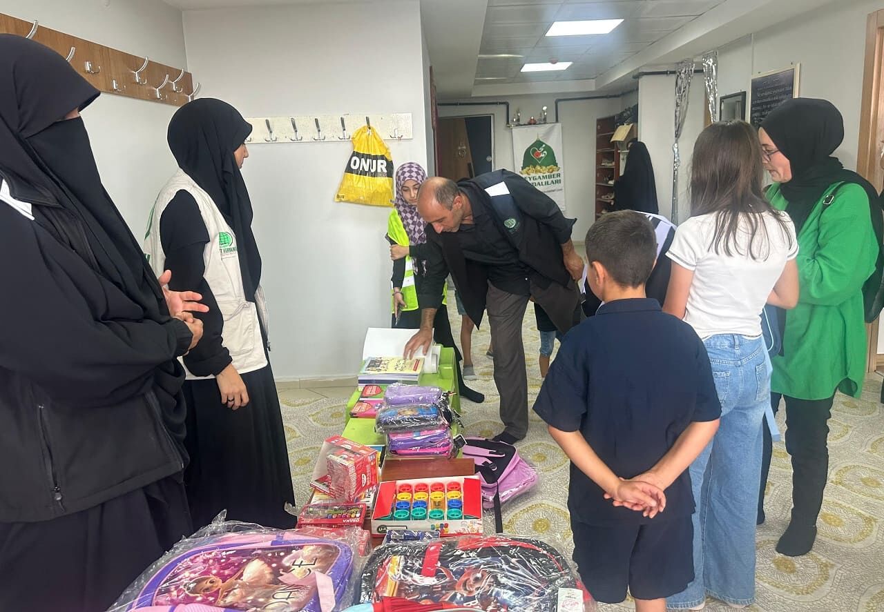 Van’da “Yarınlara Umut Ol” Projesiyle Yüzlerce Öğrencinin Yüzü Güldü (1)-1