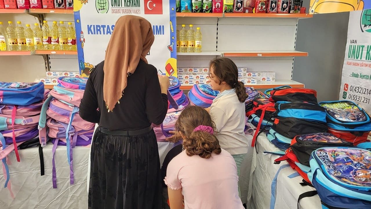 Van’da “Yarınlara Umut Ol” Projesiyle Yüzlerce Öğrencinin Yüzü Güldü (1)-2