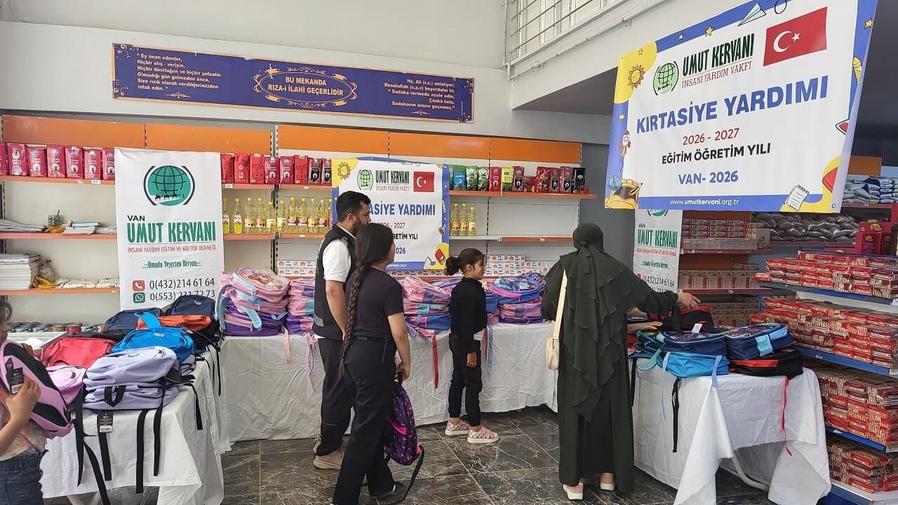 Van’da “Yarınlara Umut Ol” Projesiyle Yüzlerce Öğrencinin Yüzü Güldü (2)
