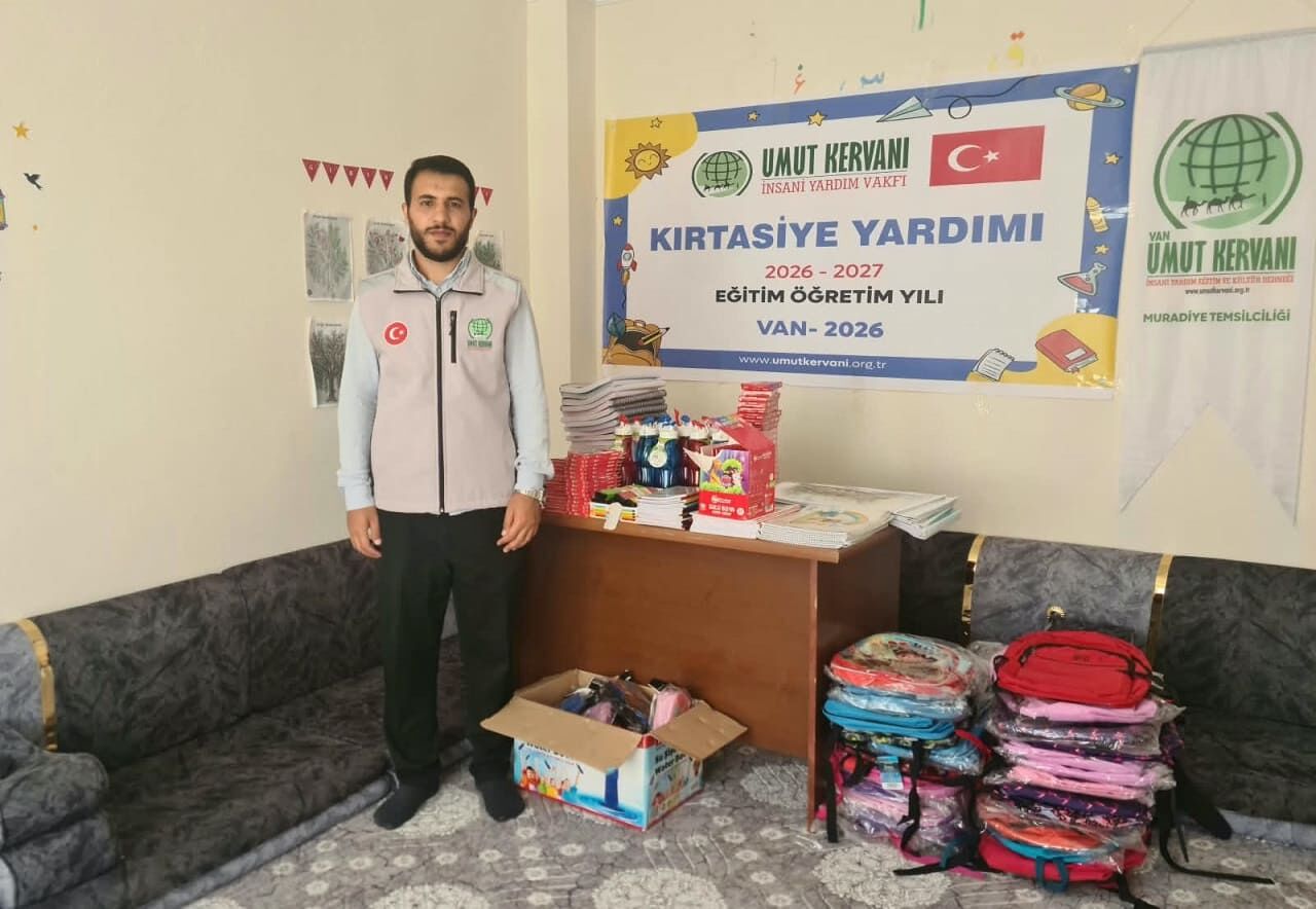 Van’da “Yarınlara Umut Ol” Projesiyle Yüzlerce Öğrencinin Yüzü Güldü (3)