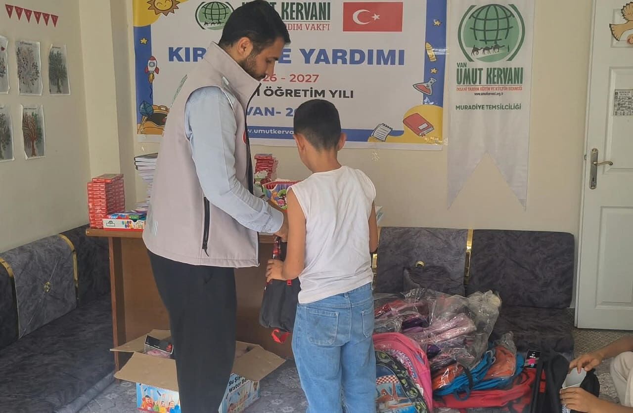 Van’da “Yarınlara Umut Ol” Projesiyle Yüzlerce Öğrencinin Yüzü Güldü (4)