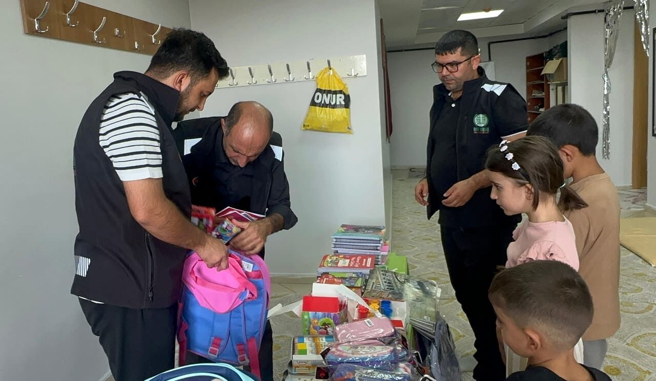 Van’da “Yarınlara Umut Ol” Projesiyle Yüzlerce Öğrencinin Yüzü Güldü (5)