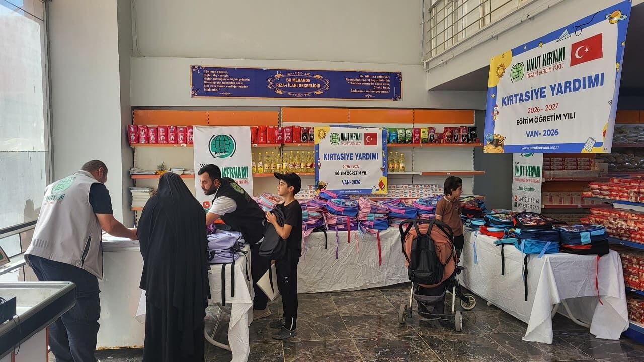 Van’da “Yarınlara Umut Ol” Projesiyle Yüzlerce Öğrencinin Yüzü Güldü (6)