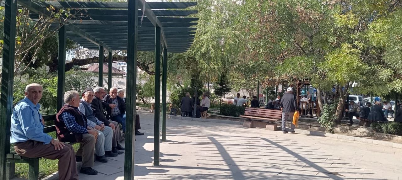 Vanlılar güneşli havanın tadını çıkarıyor