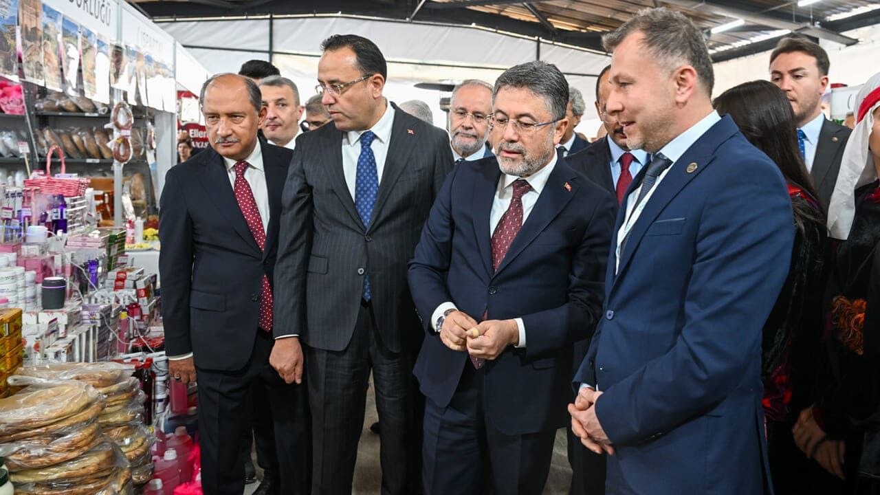 Bakan Yumaklı, Van Standını Ziyaret Etti (2)