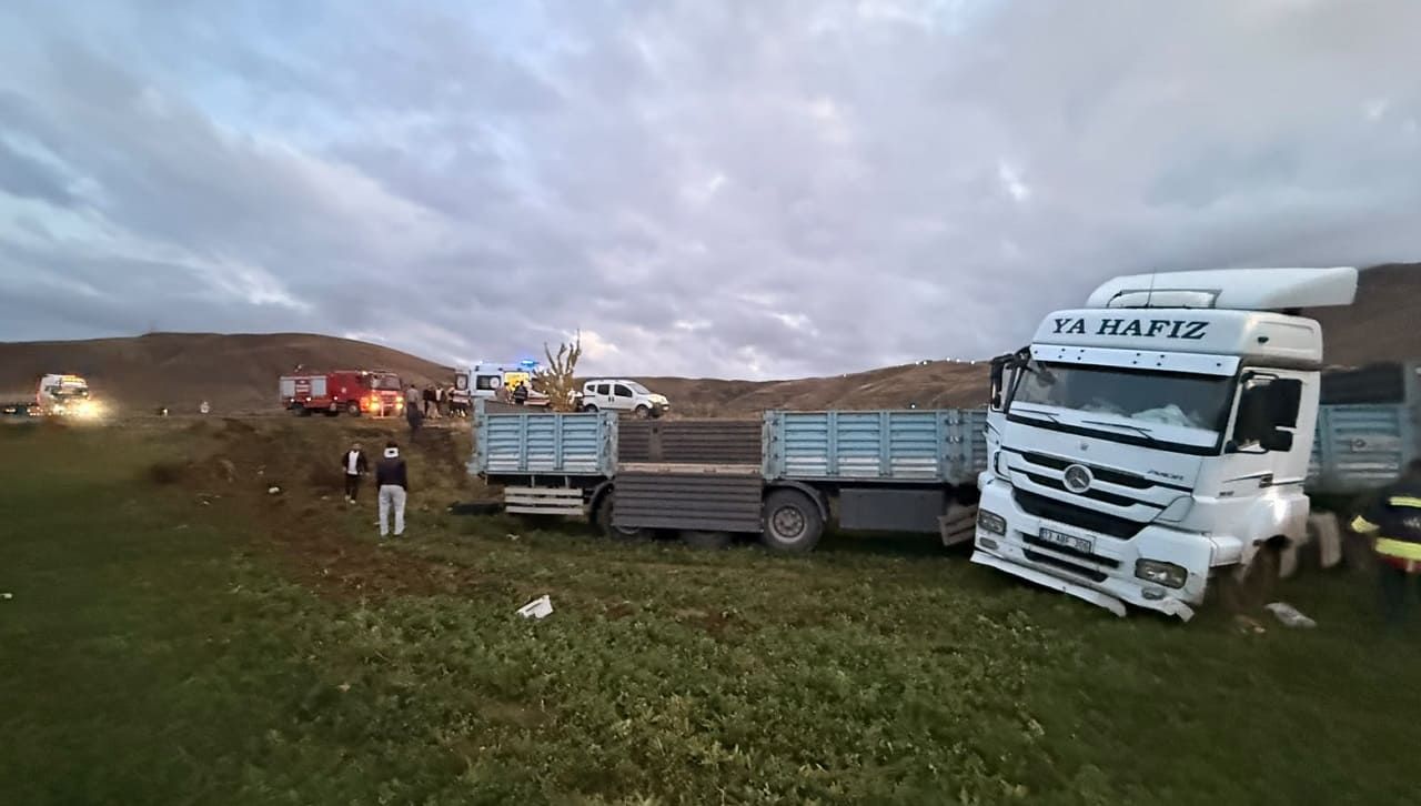 Gevaş’ta Kontrolden Çıkan Tır Tarlaya Uçtu! 2 Yaralı… (2)