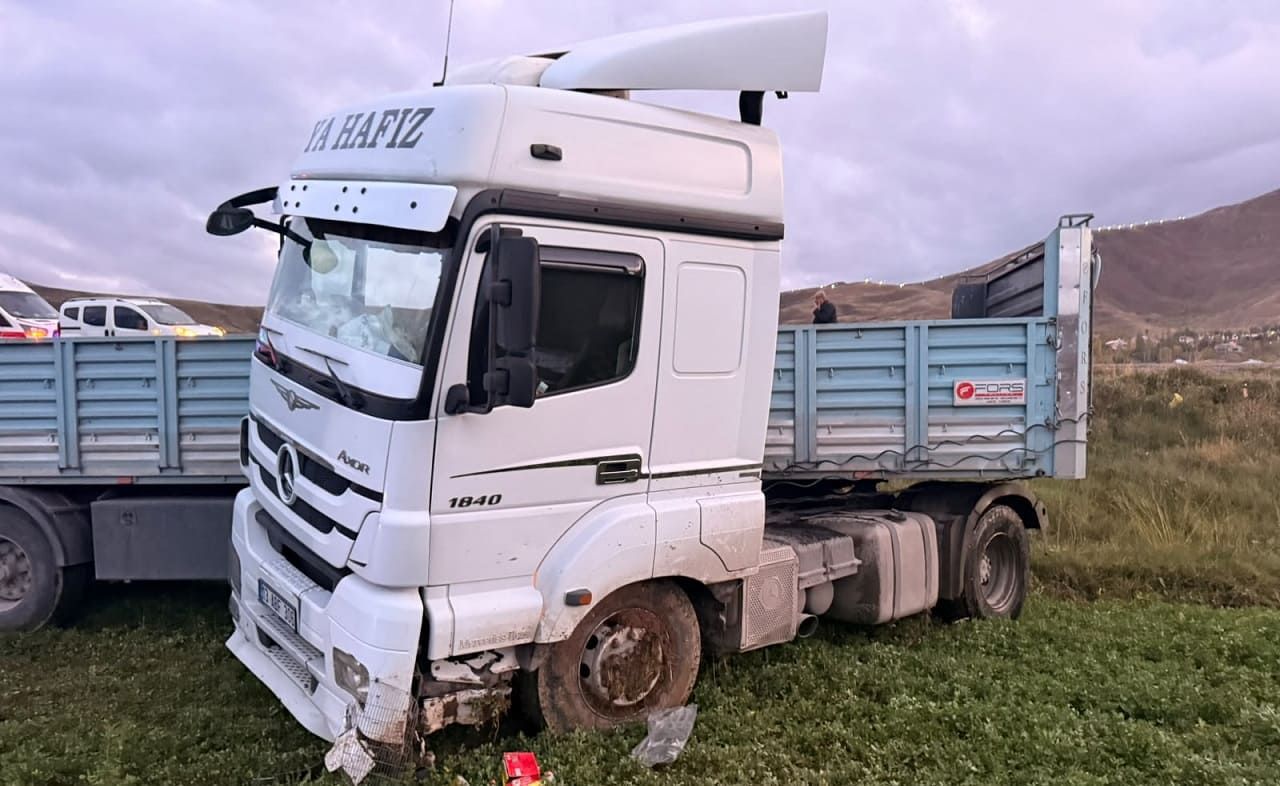 Gevaş’ta Kontrolden Çıkan Tır Tarlaya Uçtu! 2 Yaralı… (3)