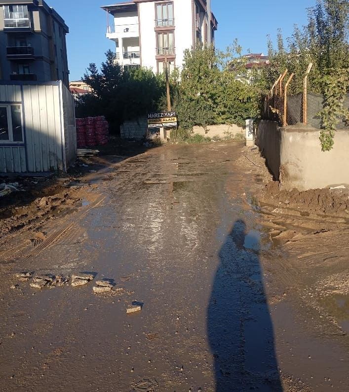 İpekyolu’nda Sokaklar Çamur Deryasına Döndü! Yaya Ve Araç Geçişi Zorlaştı (2)