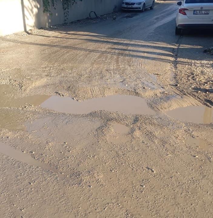 İpekyolu’nda Sokaklar Çamur Deryasına Döndü! Yaya Ve Araç Geçişi Zorlaştı (3)