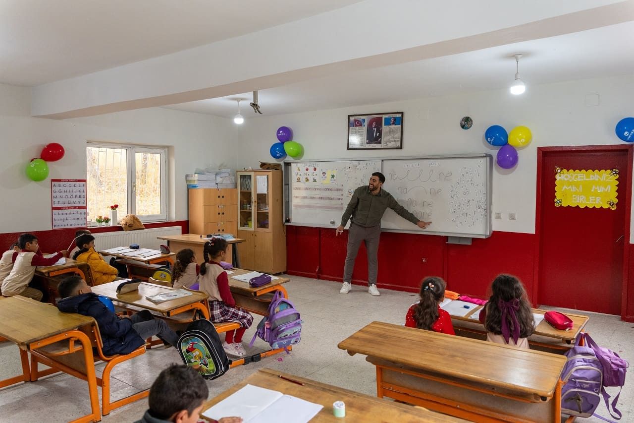 İyilik Yolu, Erciş’te Bir Köy Okulunu Baştan Sona Yeniledi (2)