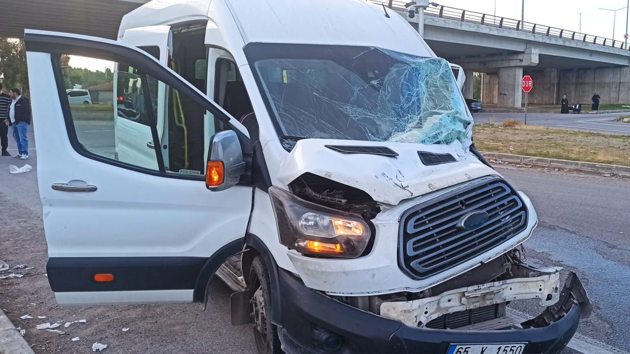 Van Erciş Yolunda Feci Kaza! Tir Ile Yolcu Minibüsü Çarpıştı (3)