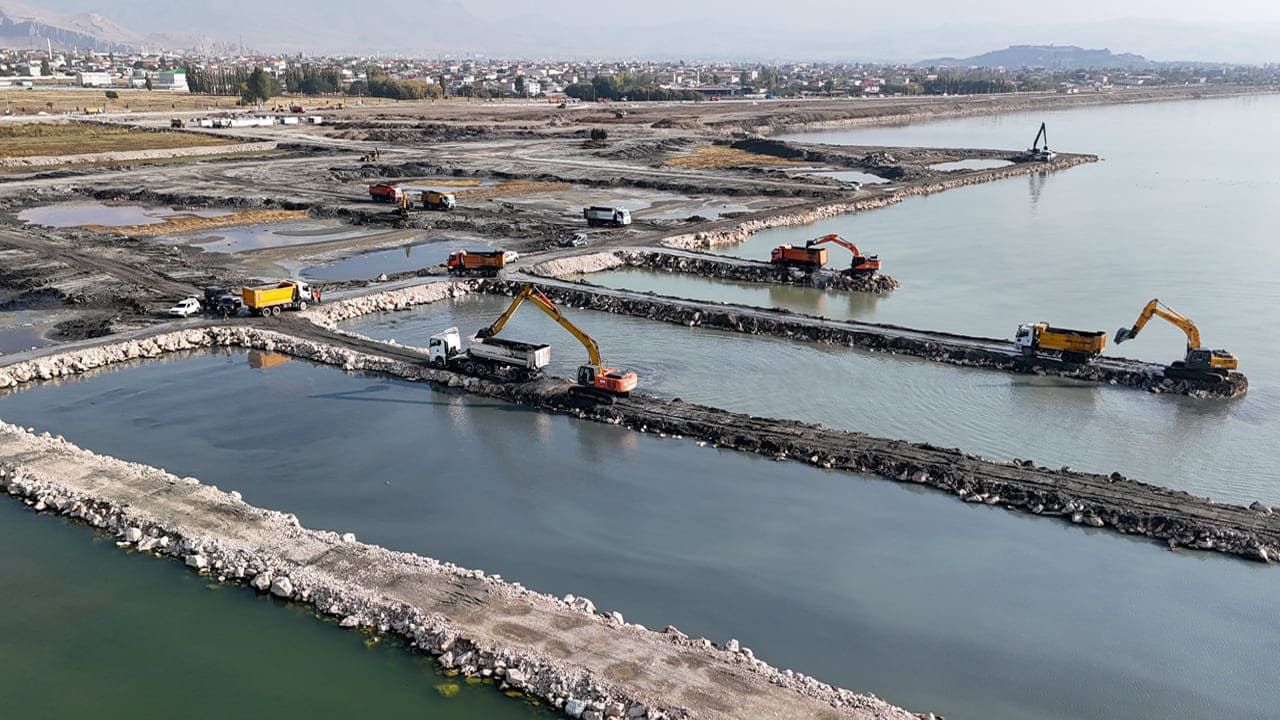 Van Gölü’nde 2 Milyon 270 Bin Metreküp Çamur Çıkarıldı (2)