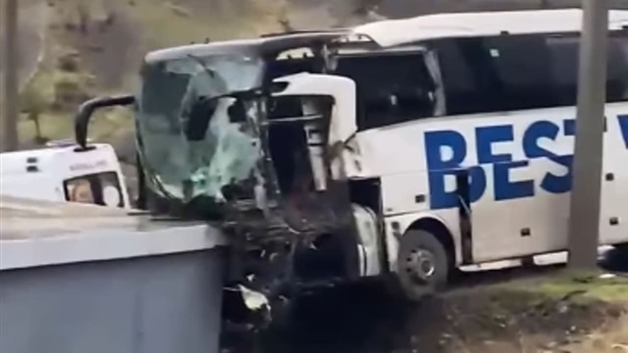 Van Otobüsü Ile Tir Çarpıştı Ölü Ve Yaralılar Var (1)