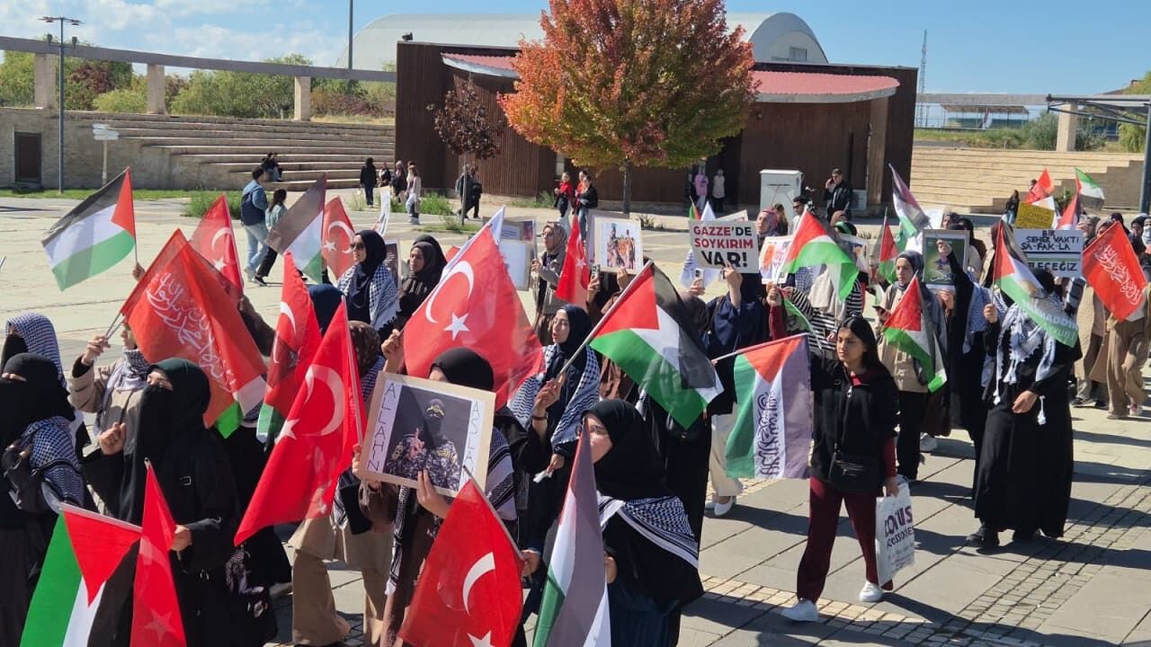 Van Yyü’de Aksa Tufanı’nın 3. Yılı Dolayısıyla Yürüyüş Düzenlendi (3)