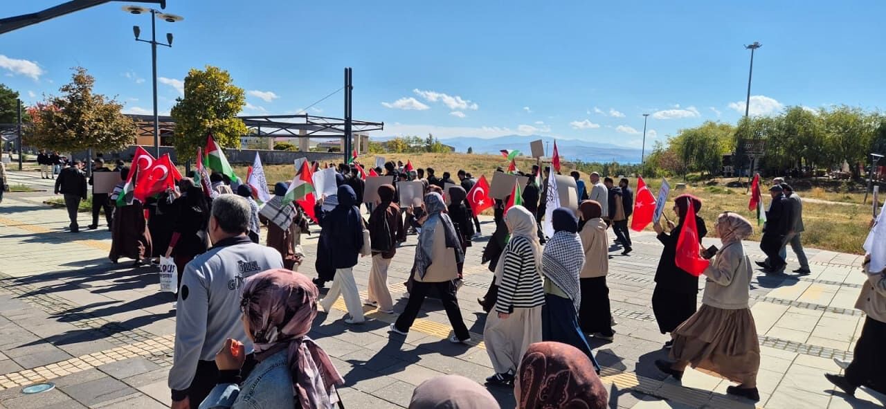 Van Yyü’de Aksa Tufanı’nın 3. Yılı Dolayısıyla Yürüyüş Düzenlendi (5)