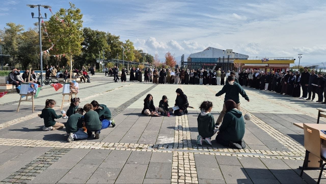 Van Yyü’de Gazze’nin Yarım Kalan Çocukluğu Sahnelendi (4)