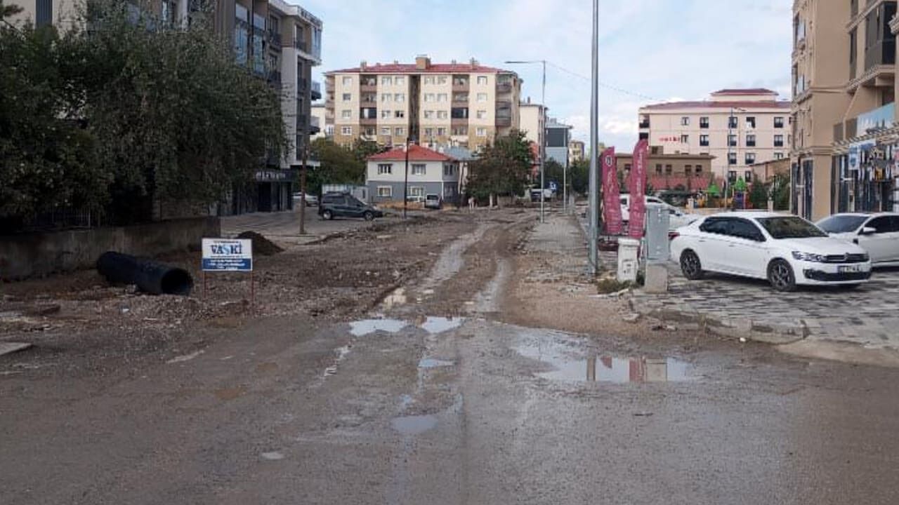 Van’da 2 Aydır Çözüm Bekleyen Yol Sorunu Tepki Çekiyor (1)