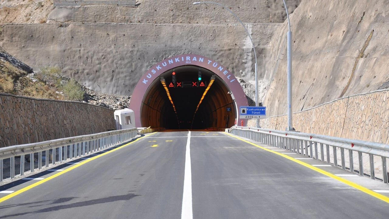 Van’da Binlerce Aracın Kullandığı Yol Kapatıldı! 1 Ay Kullanılamayacak (1)