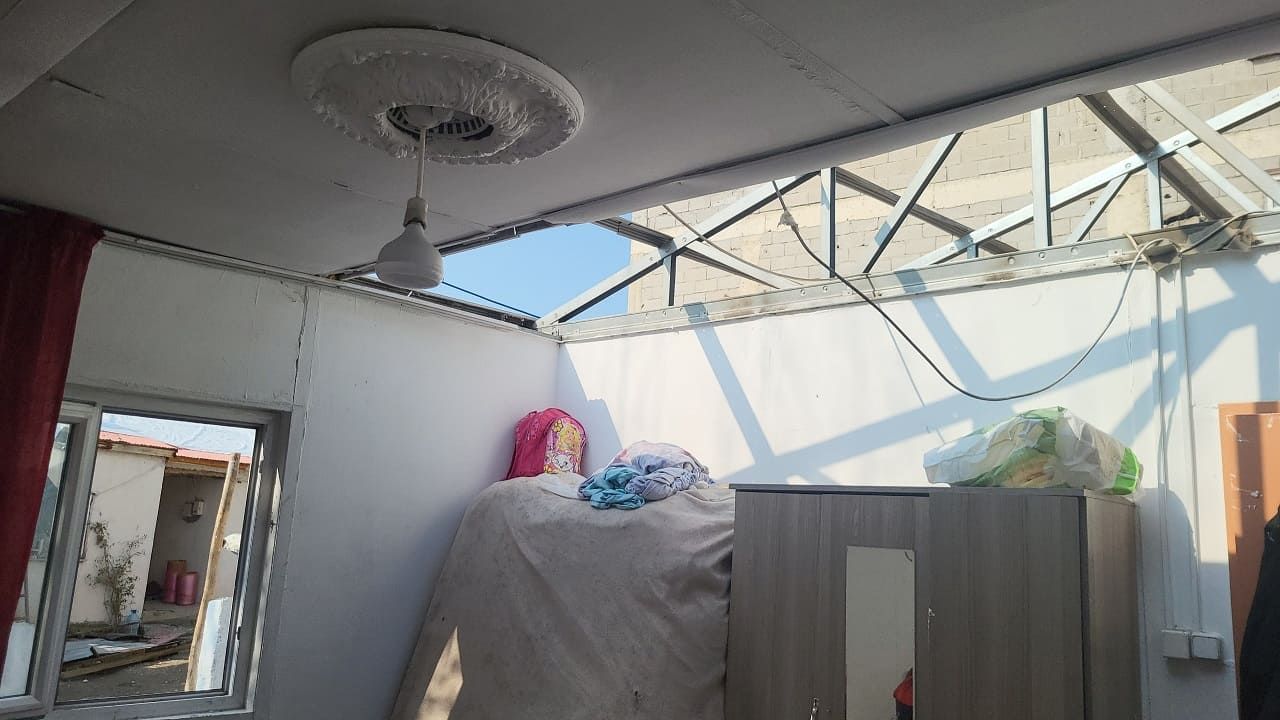 Van’da Dolu Ve Şiddetli Rüzgâr Çatıyı Uçurdu 7 Kişilik Aile Çadırda Yaşıyor! (1)