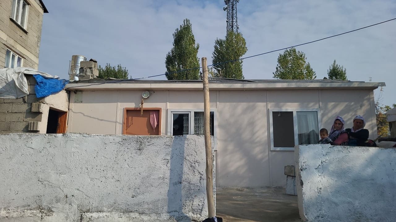 Van’da Dolu Ve Şiddetli Rüzgâr Çatıyı Uçurdu 7 Kişilik Aile Çadırda Yaşıyor! (3)