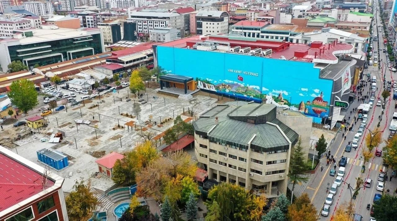 Van’da Iki Ayrı Proje, Aynı Manzara Valilik Binası Ve Mısır Çarşısı Için Asırlık Ağaçlar Kesildi! (1)-1