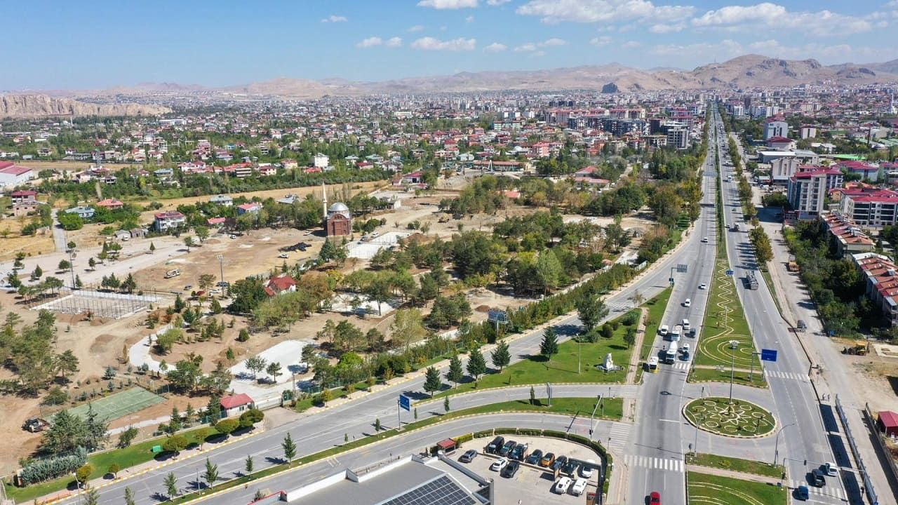 Van’da Iki Ayrı Proje, Aynı Manzara Valilik Binası Ve Mısır Çarşısı Için Asırlık Ağaçlar Kesildi! (1)