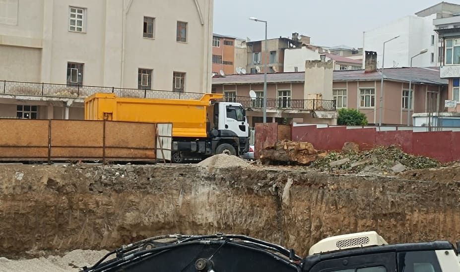 Van’da Iki Ayrı Proje, Aynı Manzara Valilik Binası Ve Mısır Çarşısı Için Asırlık Ağaçlar Kesildi! (2)