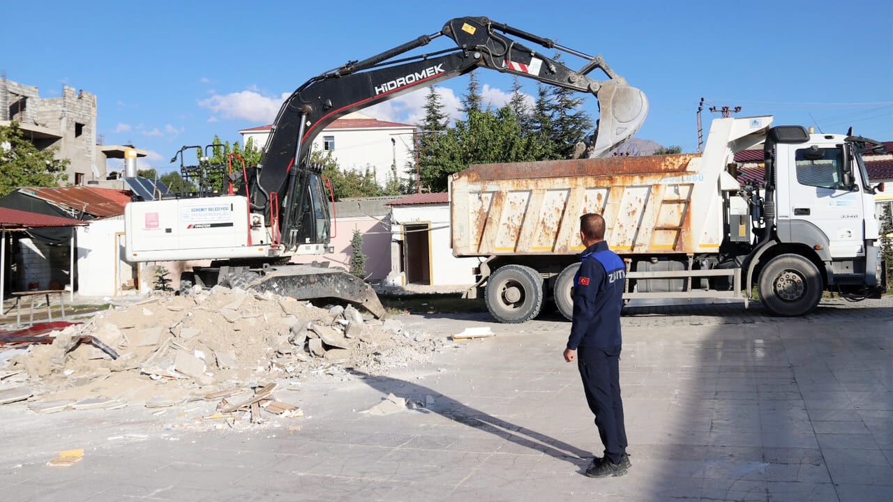 Van’da kaçak, ruhsatsız ve imar mevzuatına aykırı yapılar yıkıldı