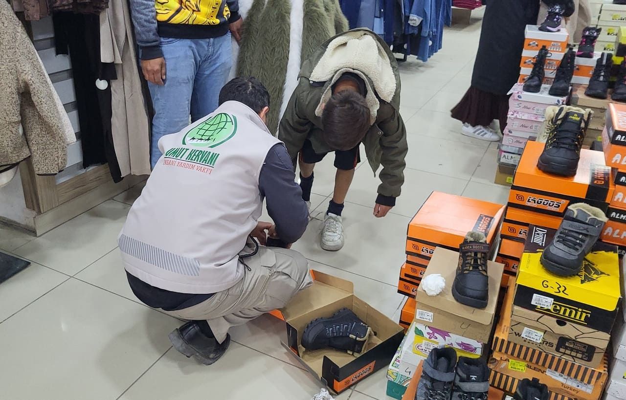 Van’da kış öncesi çocukların yüzünü güldüren yardım