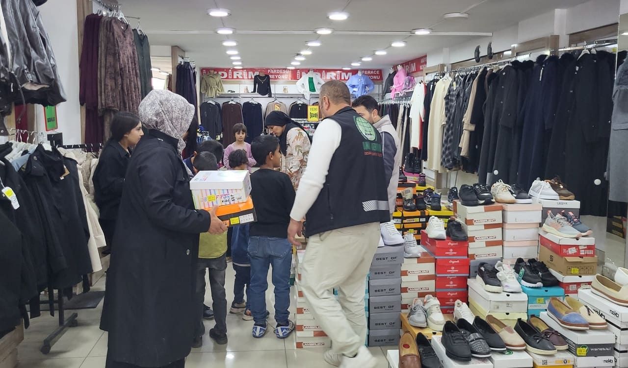 Van’da Kış Öncesi Çocukların Yüzünü Güldüren Yardım (3)
