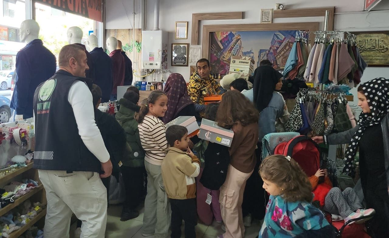 Van’da Kış Öncesi Çocukların Yüzünü Güldüren Yardım (5)