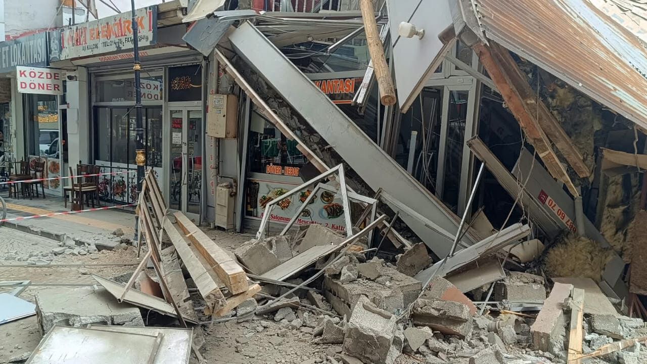 Van’da Korkutan Olay! Kazı Alanının Yanındaki Lokanta Çöktü (2)