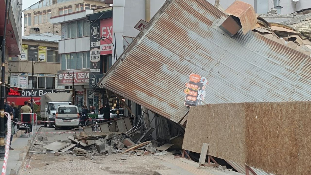 Van’da Korkutan Olay! Kazı Alanının Yanındaki Lokanta Çöktü (3)