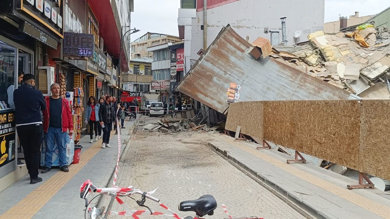 Van’da Korkutan Olay! Kazı Alanının Yanındaki Lokanta Çöktü (4)