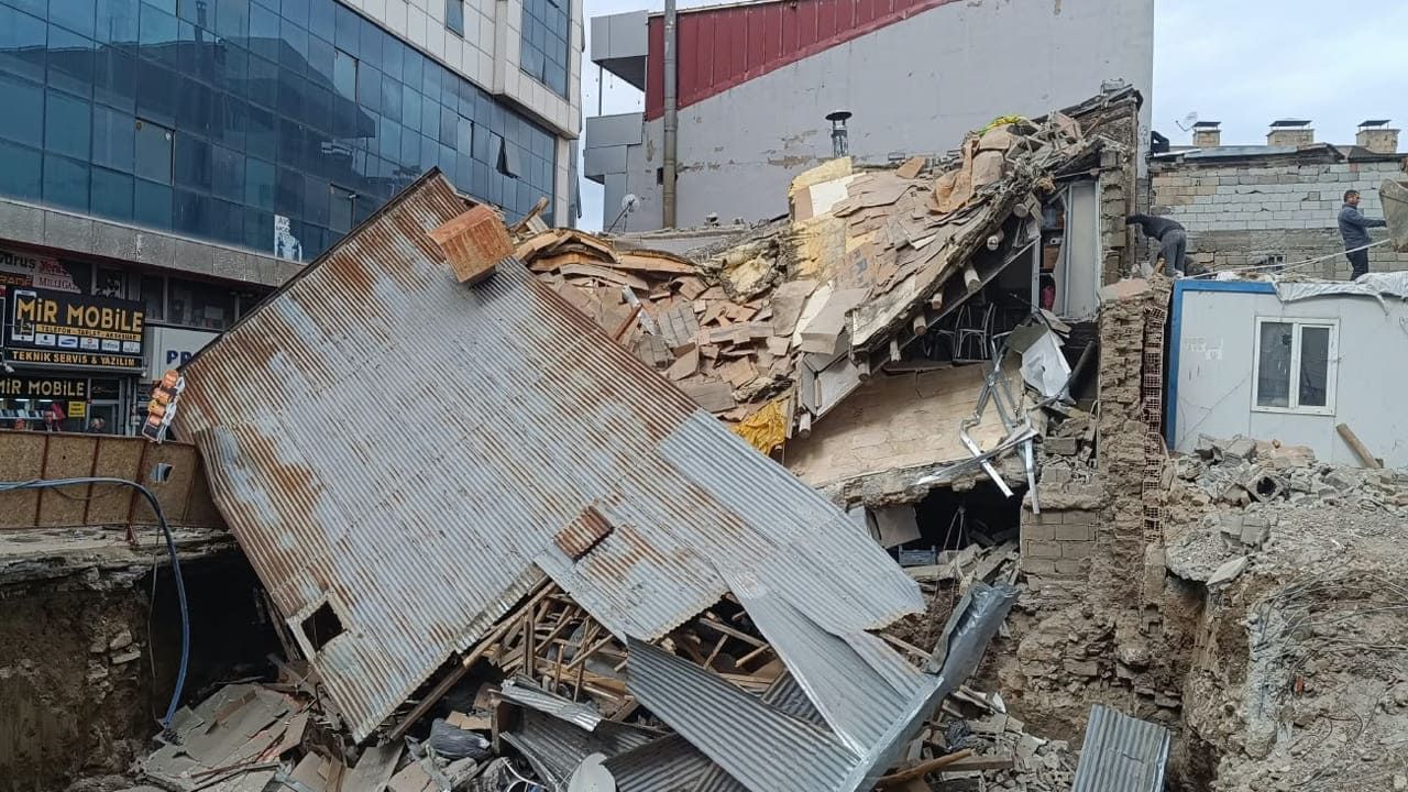 Van’da Korkutan Olay! Kazı Alanının Yanındaki Lokanta Çöktü (5)