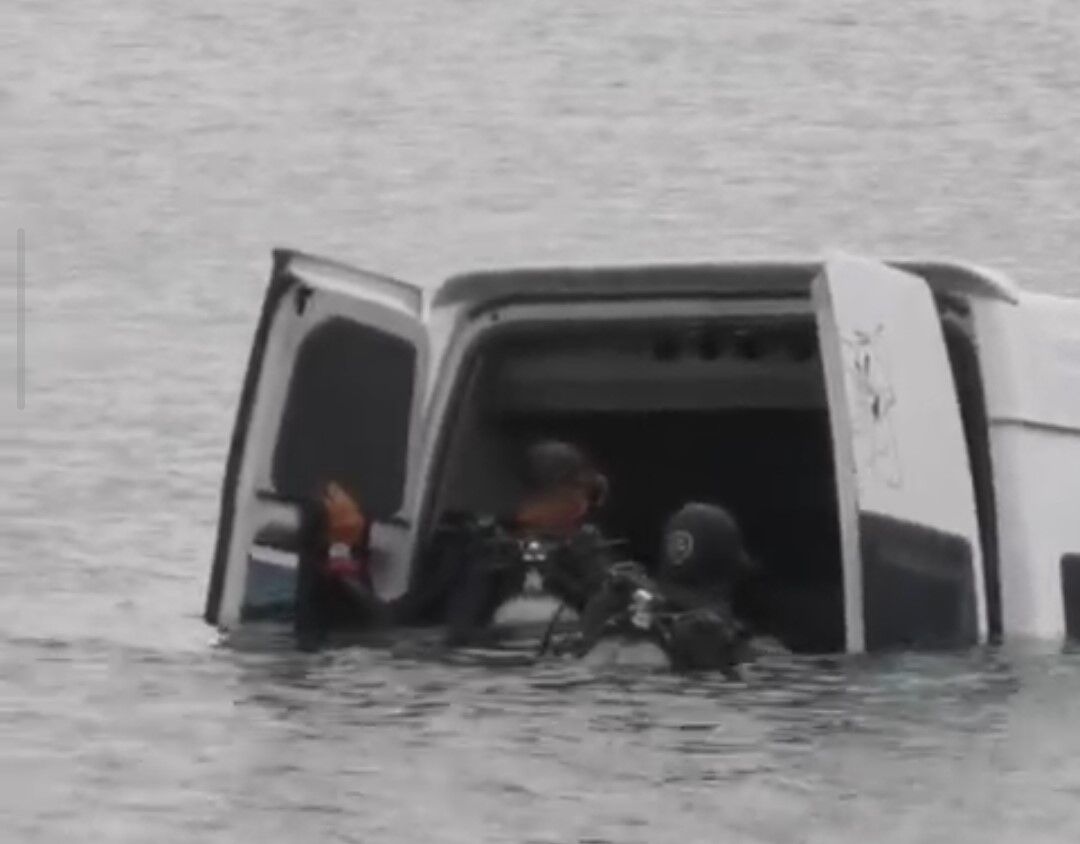 Van'da Minibüs Göle Uçtu!1