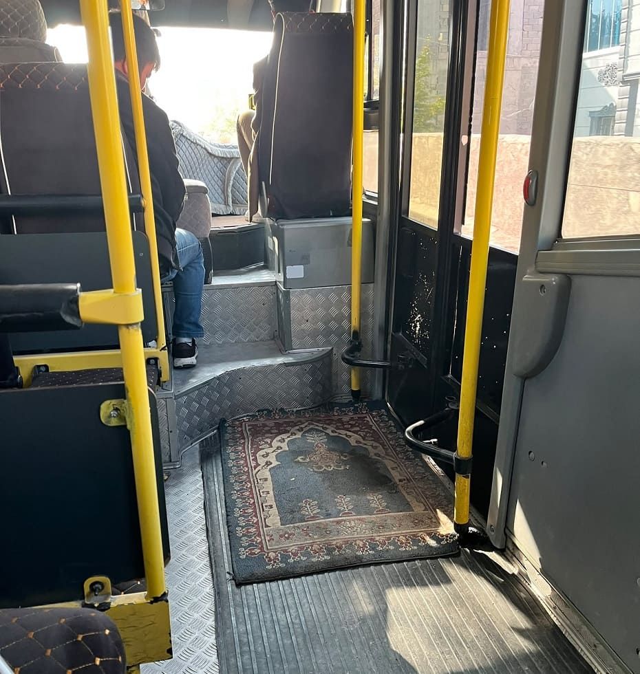Van’da Minibüste Yere Seccade Serilmesine Tepki!-1
