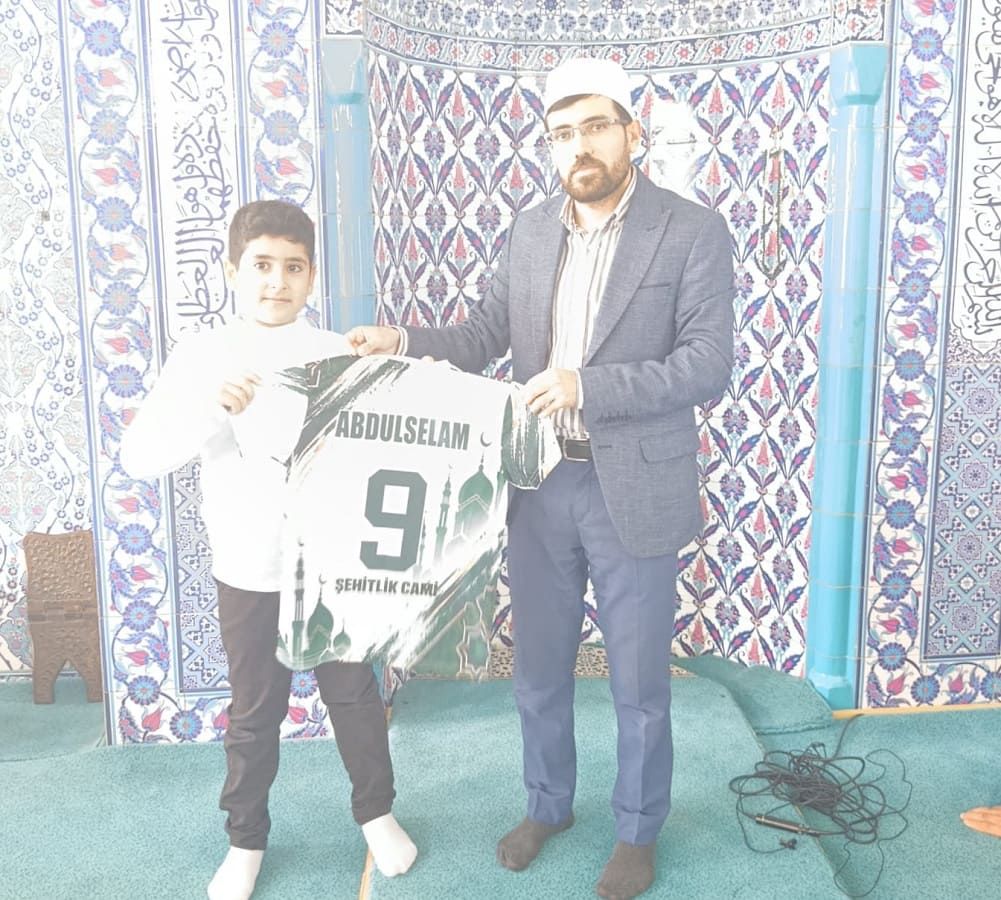 Van’da Sabah Namazına Gelen Çocuklara Forma Hediyesi (1)