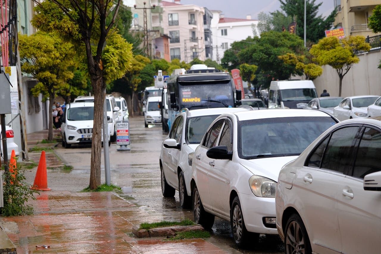 Van’da Sağanak Yağış Etkili Oldu! Sokaklar Suyla Kaplandı (2)