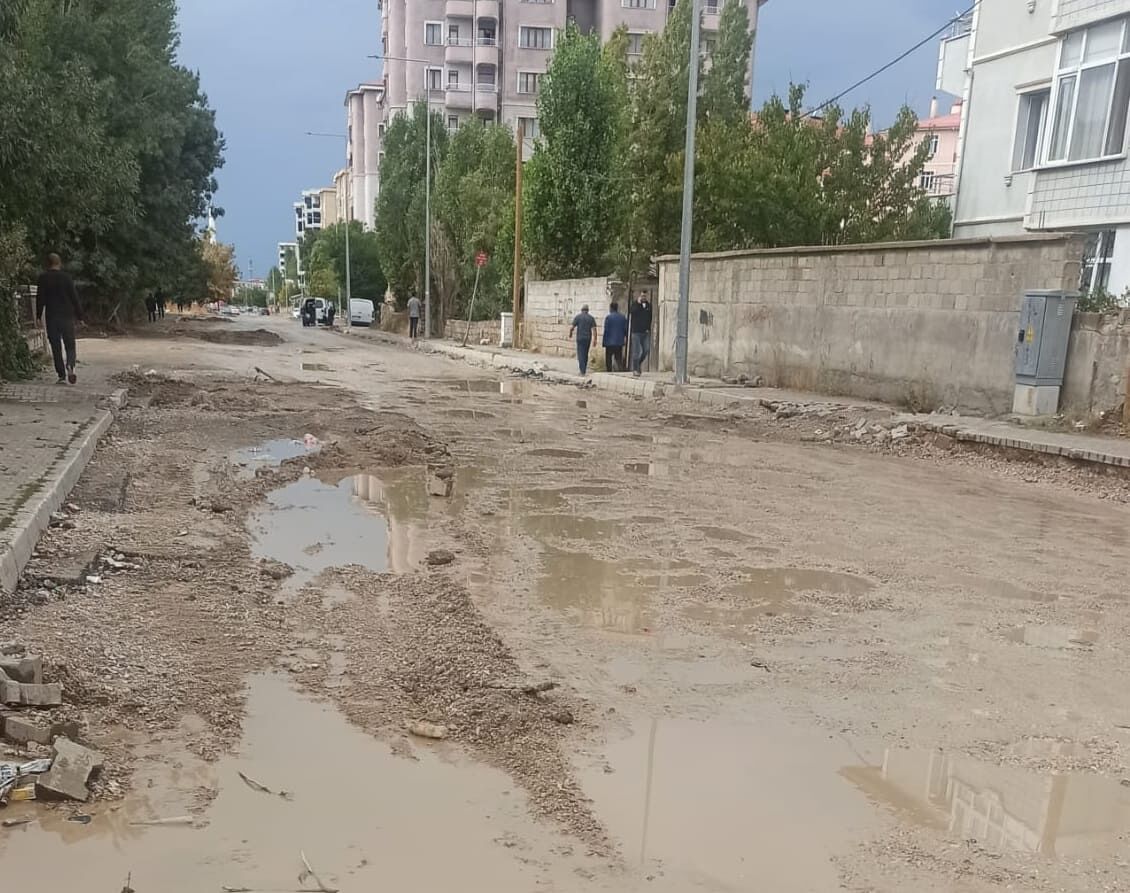 Van’da Yol Sorunu Büyüyor Çamur Deryası… (6)