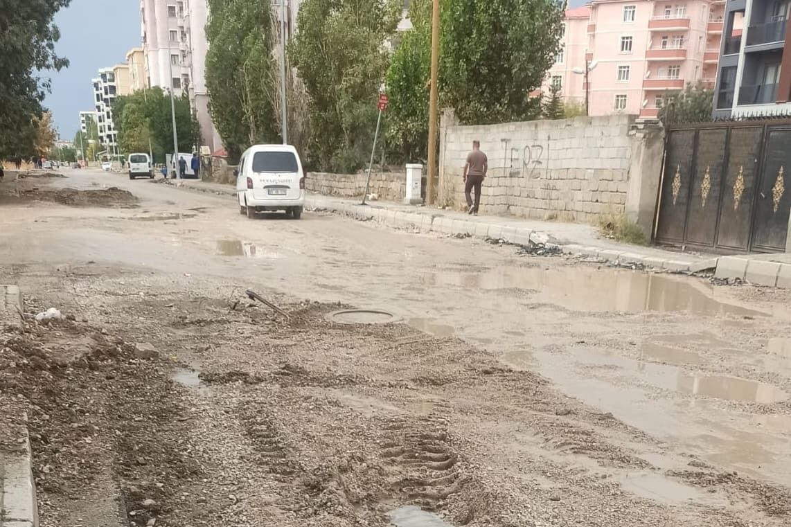 Van’da Yol Sorunu Büyüyor Çamur Deryası… (8)